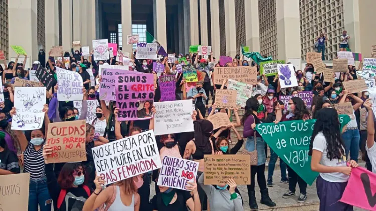 Mujeres marchan para pedir alto a la violencia de género