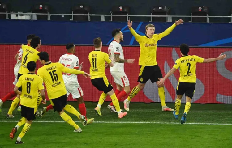 Haaland guía  al Dortmund