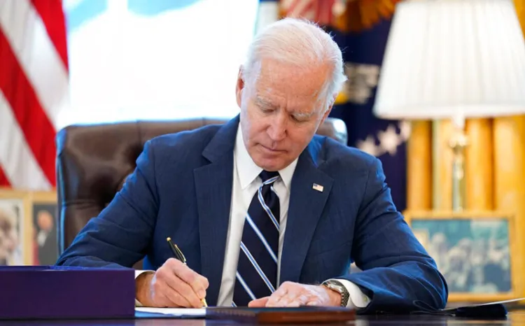 Biden firma paquete de estímulo económico de 1.9 billones de dólares por covid-19