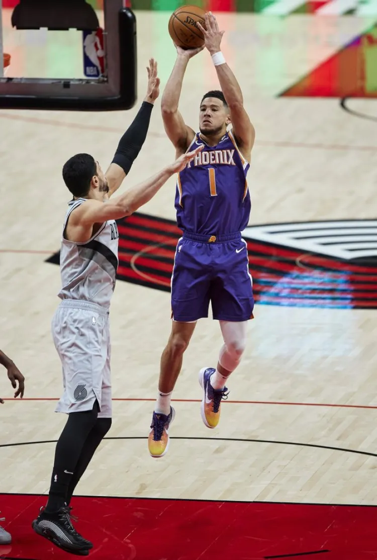 Booker anota 35