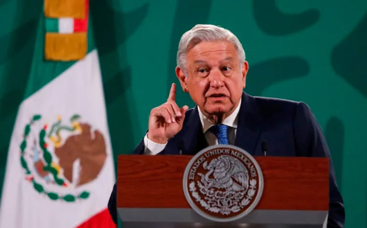 AMLO analiza aumento gradual del salario mínimo y de pensiones