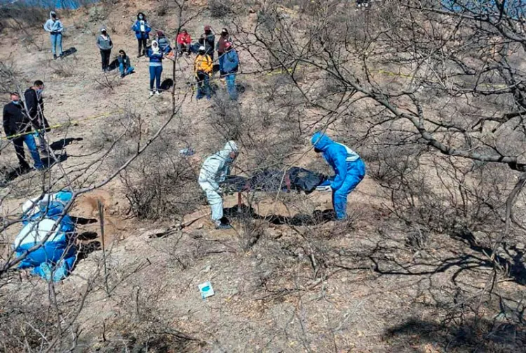 Localizan cadáveres en fosas clandestinas