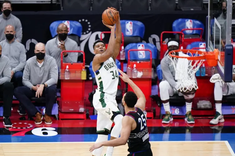 Bucks derrota a los Sixers