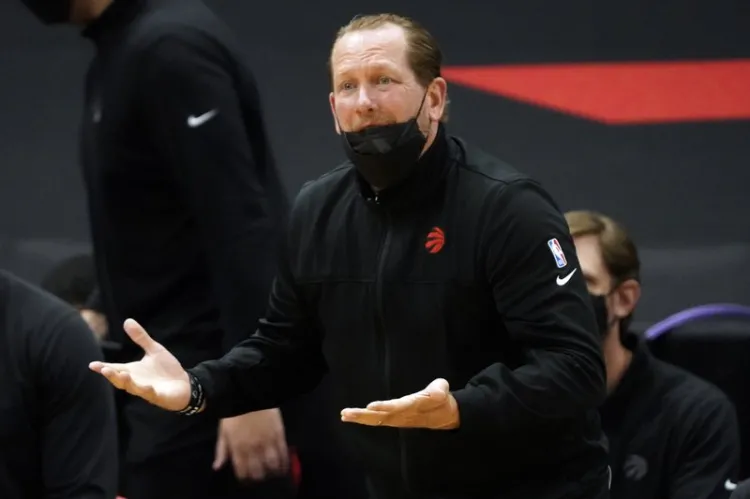 Multan a coach de Raptors