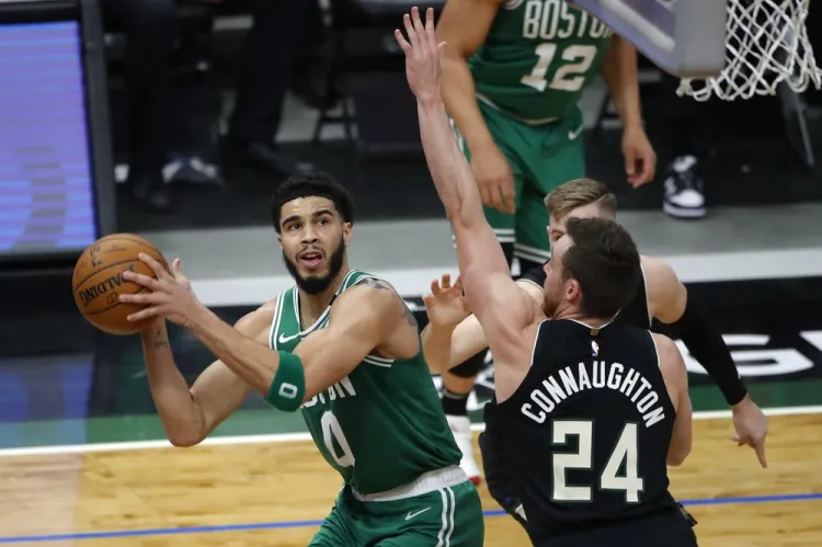 Celtics frenan a Bucks