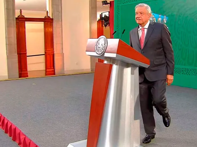 En un sólo pie, AMLO destaca el combate a corrupción