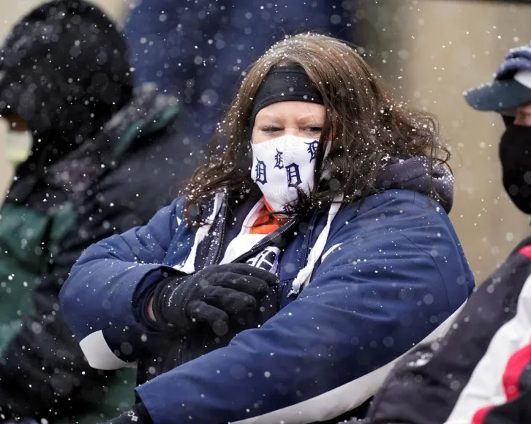 Nieve y aficionados en el Opening Day