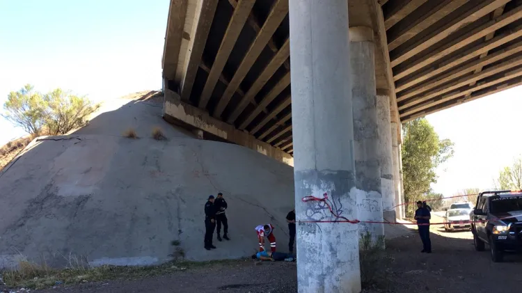 Lo hallan muerto bajo puente