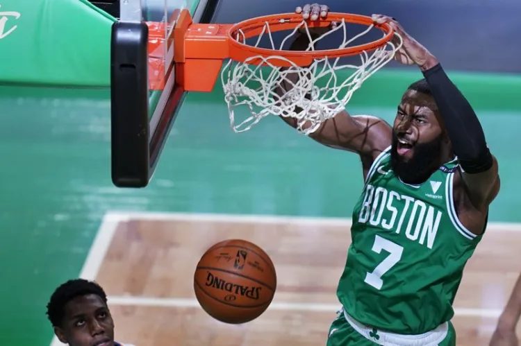 Frenan Celtics mala racha