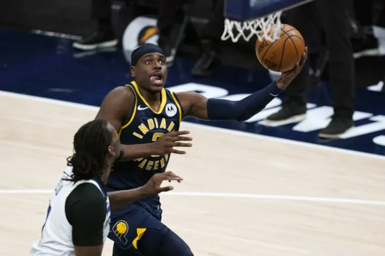 Dupla Holiday guía a Pacers