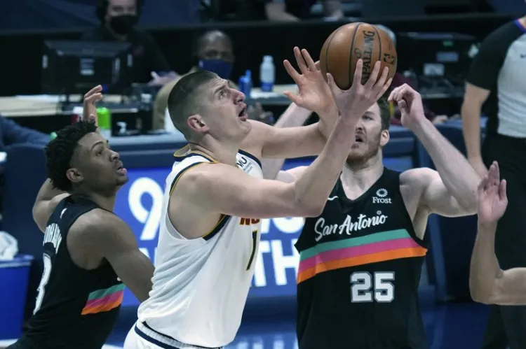 Jokic logra doble-doble