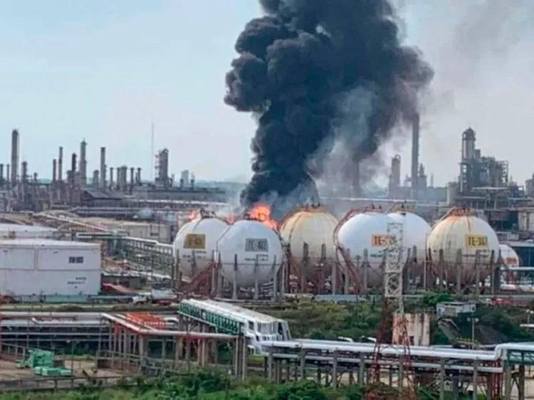 Incendio deja a Pemex sin refinería Lázaro Cárdenas