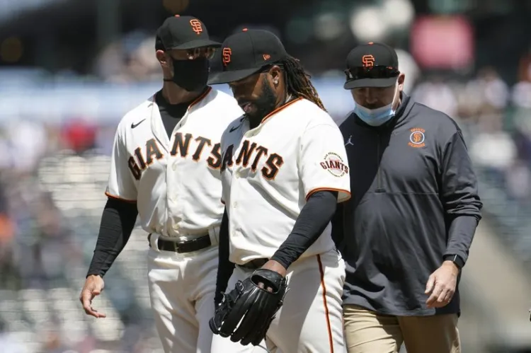 Cueto conduce a los Gigantes