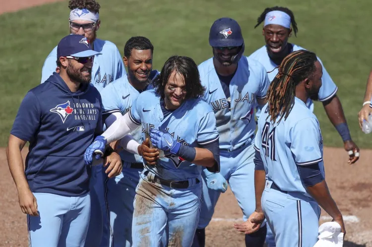 Azulejos someten a los Yankees