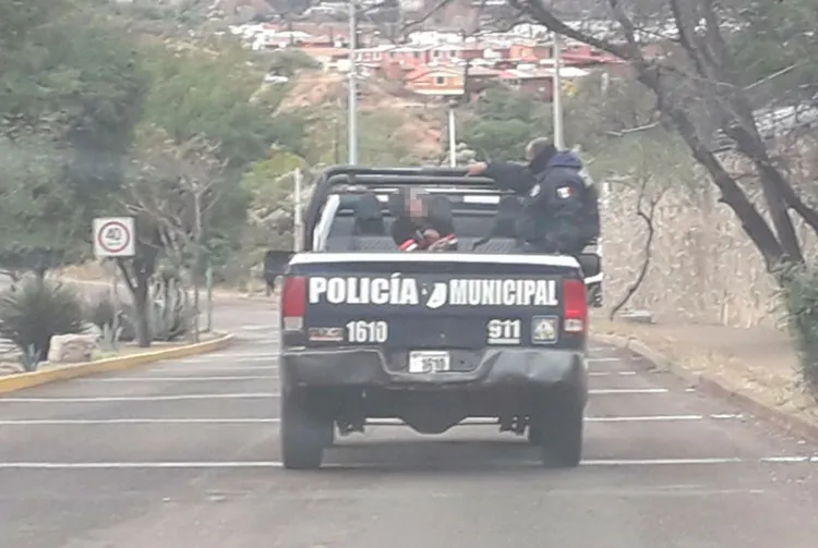 Detienen a dos por fumar marihuana