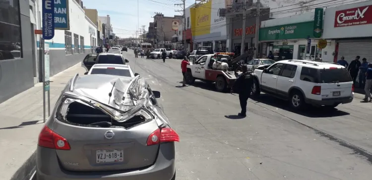 Vuelca y vuela por encima de carros en la Obregón