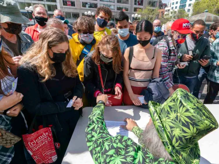 Regalan cerveza y marihuana para que acudan a vacunarse contra Covid en EU