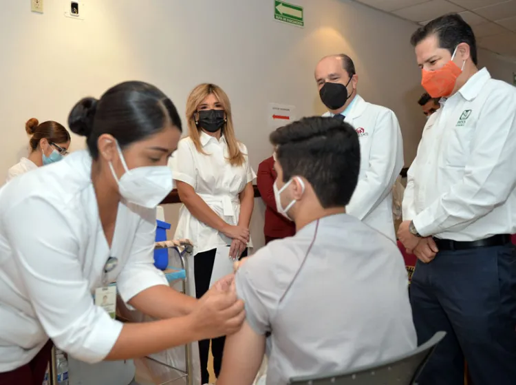 Recibe personal de salud de segunda línea de atención COVID primera dosis de vacuna: Gobernadora