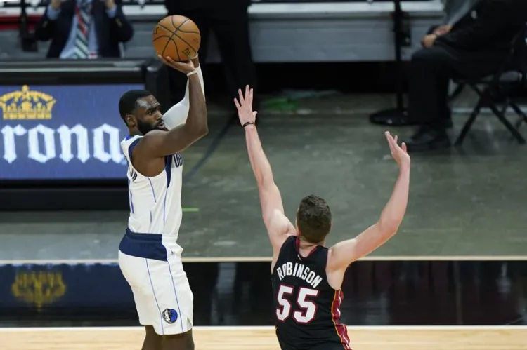 Mavericks vencen al Heat