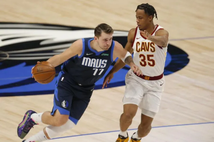 Mavericks aplasta a Cavs