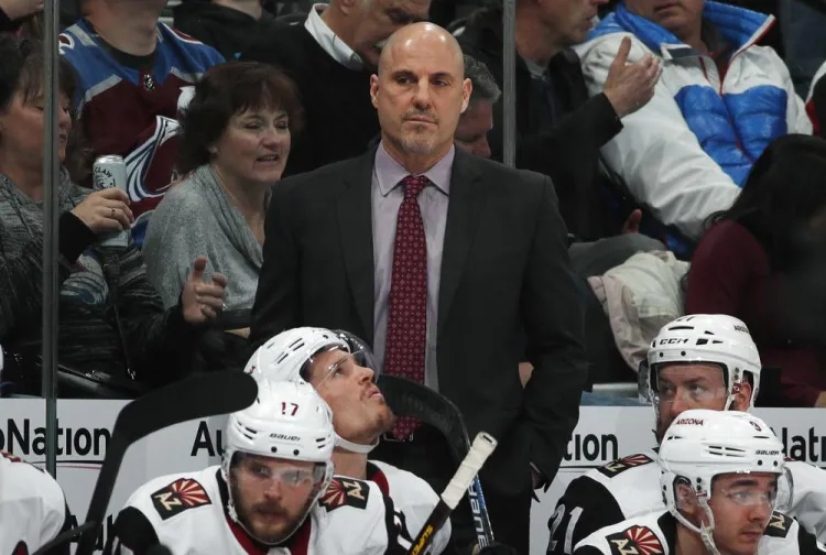 Coyotes cesan a Tocchet