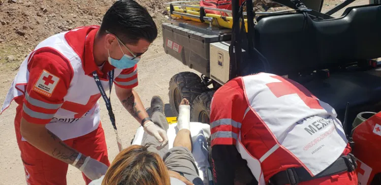 Auxilia Cruz Roja Nogales a mujer migrante