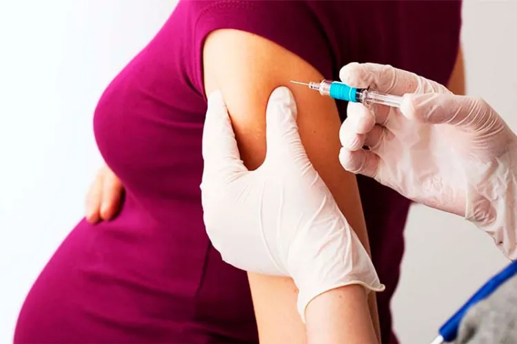 Embarazadas se vacunarán con sector de 50 a 59 años