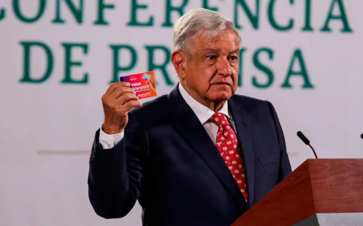 Con video de 2017, AMLO exhibe a consejeros del INE por entrega de tarjetas