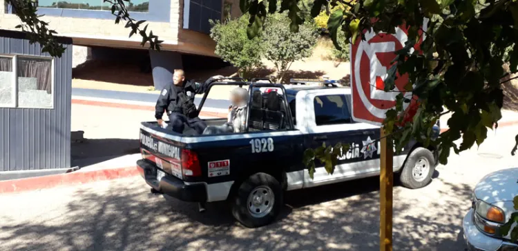 Sorprende la policía a pareja cargando cables de Telmex