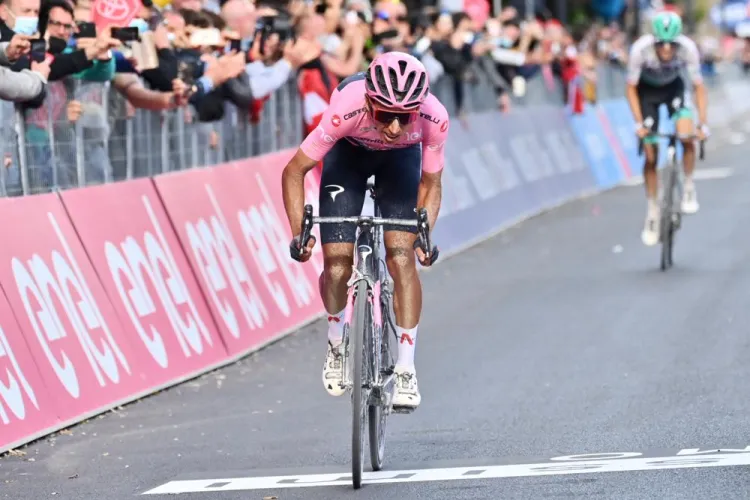 Crece la ventaja  de Egan Bernal