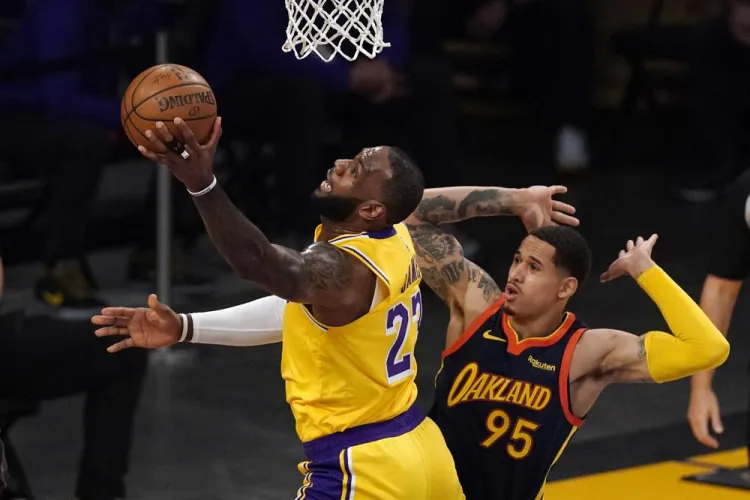 Lakers amarran duelo con Soles