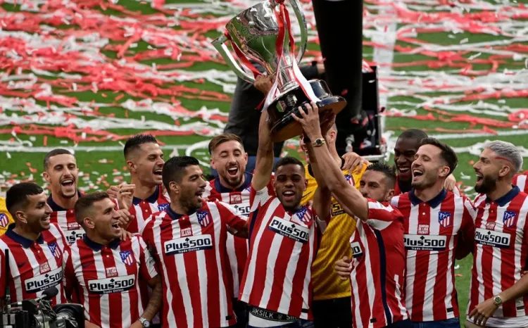 Recibe Atlético trofeo de copa