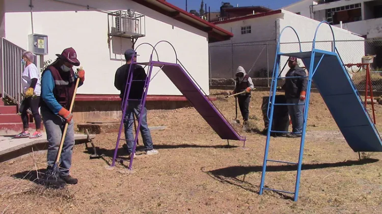 Realizan labores de mantenimiento en jardín de niños