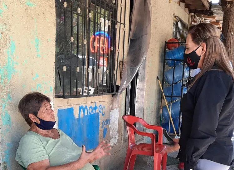 Recibe Lupita Gracia apoyo de los colonos de El Rastro