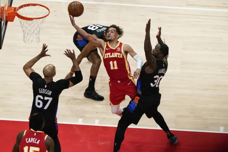 Trae Young guía  a los Halcones