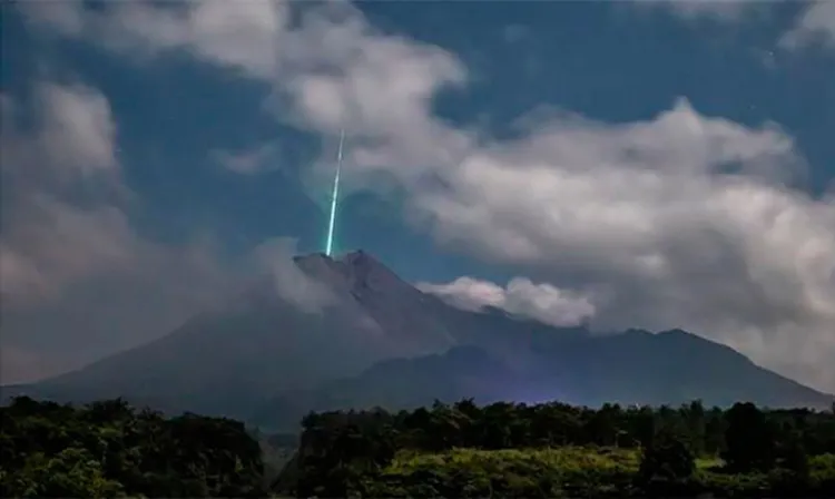 Meteorito cae del cielo y “entra” en cráter de volcán