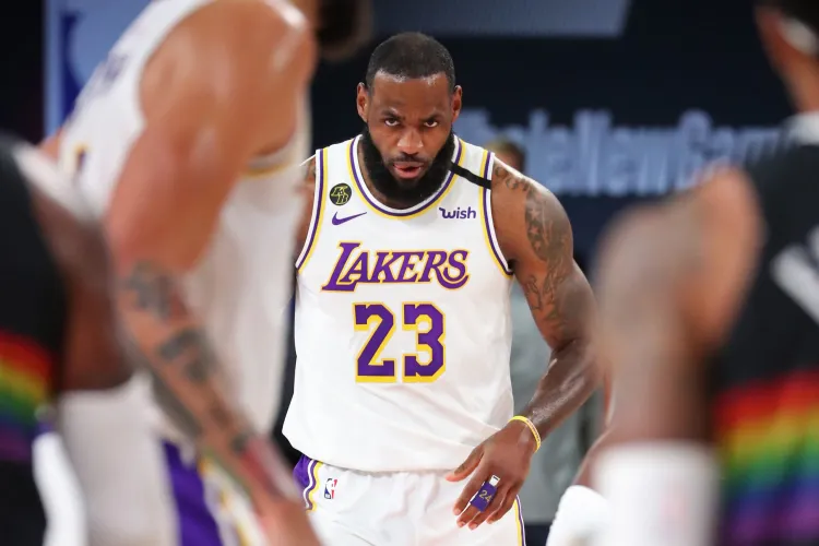 LeBron James se baja de Tokio