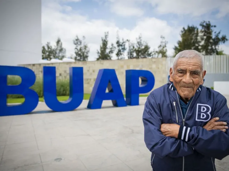 Don Felipe, de 84 años  se gradúa de ingeniería