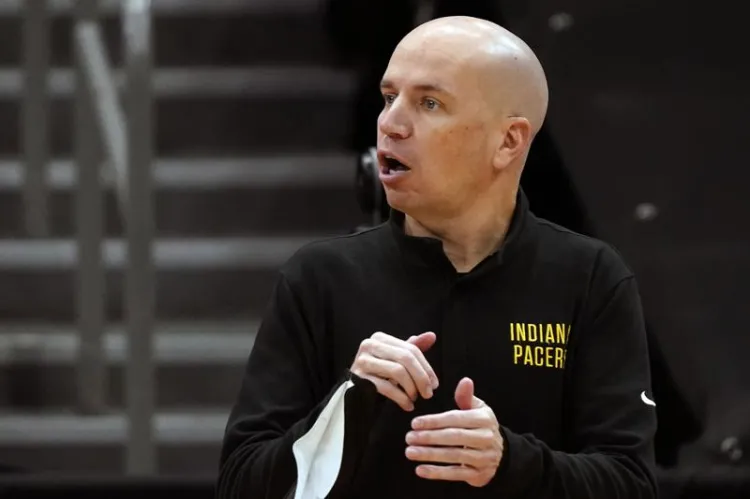 Pacers despiden head coach