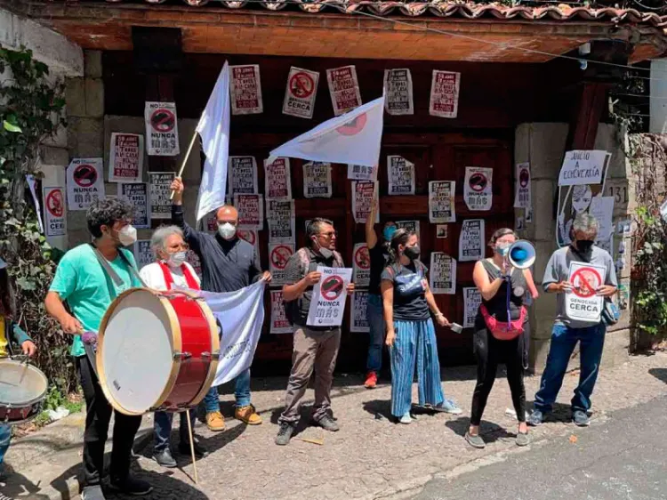 Por 50 años de “Halconazo” se manifiestan afuera de casa de Echeverría