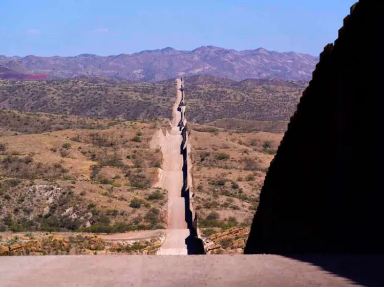 Texas anuncia construcción de muro en la frontera con México