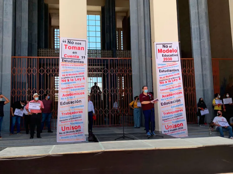 Staus se manifiesta durante toma de protesta de rectora