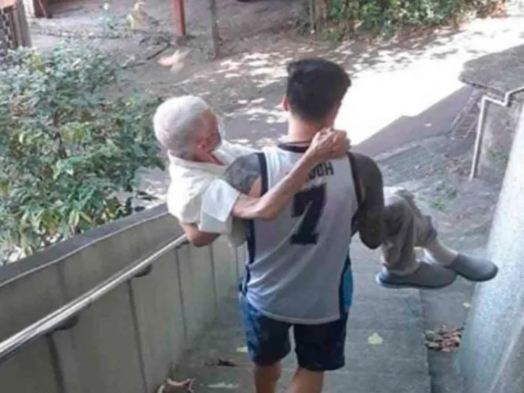 Joven lleva cargando a su abuelo para recibir vacuna covid; foto viral