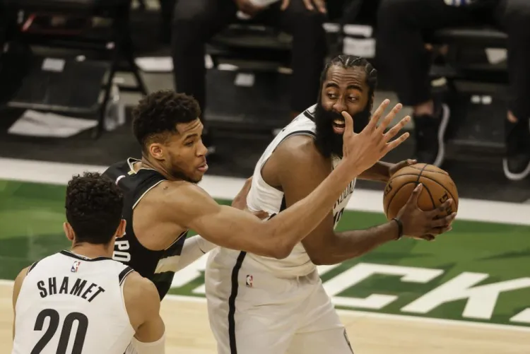 Bucks alargan al juego siete