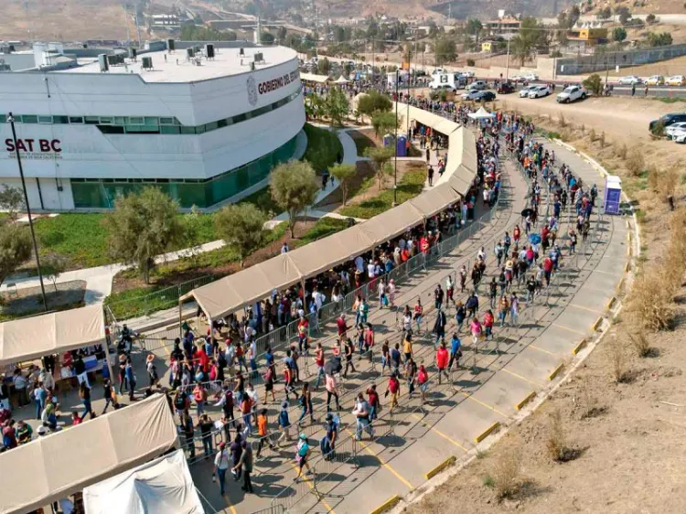 Largas filas para la vacuna en la frontera; inmunizan en 6 municipios de BC