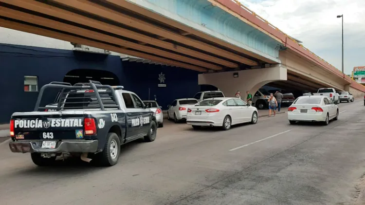 Acude a pagar la luz y lo despojan de vehículo