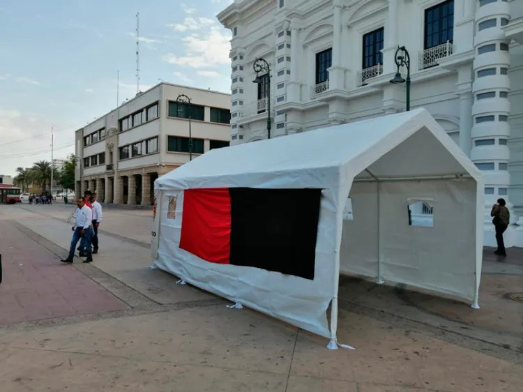 Choferes se plantan frente al Palacio de Gobierno