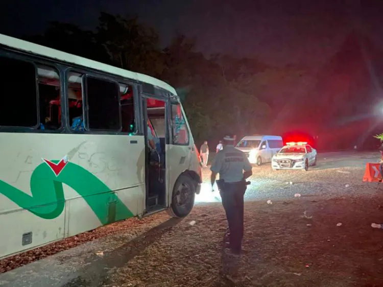 Rescatan a 108 migrantes que iban hacinados en autobús robado