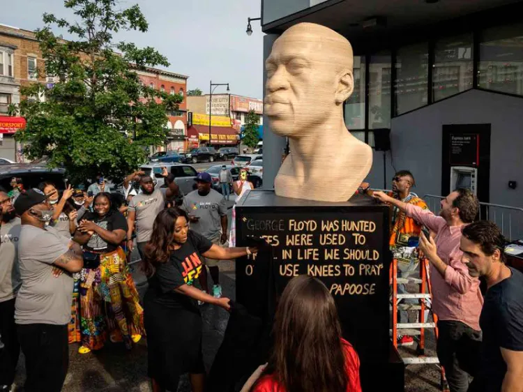 Vandalizan estatua de George Floyd, pintan nombre de grupo neonazi