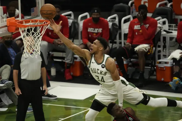 Bucks reacciona y empareja la serie